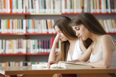 Studentesse studiano in biblioteca