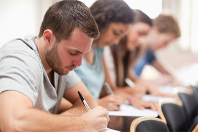 Studenti scrivono in aula